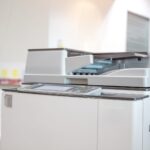 gros-plan-sur-le-copieur-dans-la-salle-de-photocopie-1-scaled